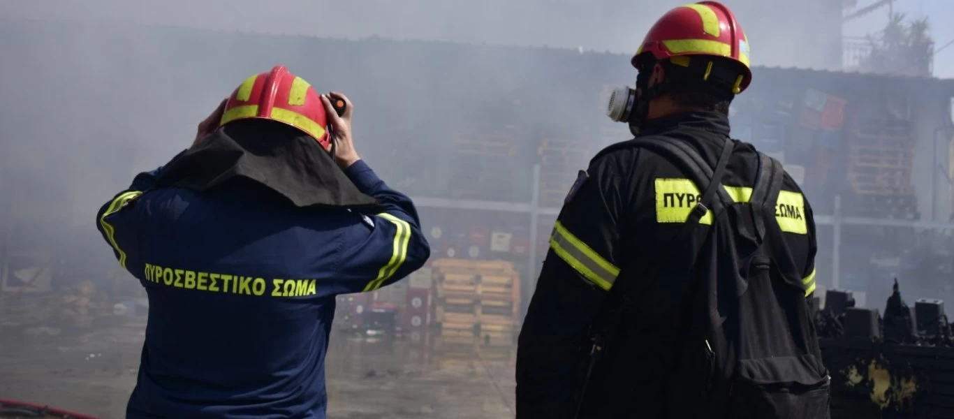 Ηράκλειο Κρήτης: Μεγάλη φωτιά σε εργοστάσιο στη Φοινικιά